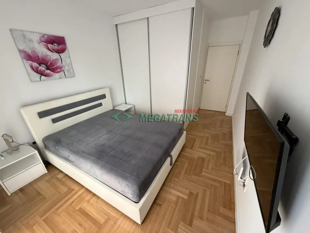 Izdavanje, dvosoban stan, 50m², Centar, Novi Sad