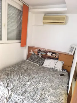 Manja spavaća soba sa bračnim krevetom, uzglavljem sa policama i klima uređajem. - image 7