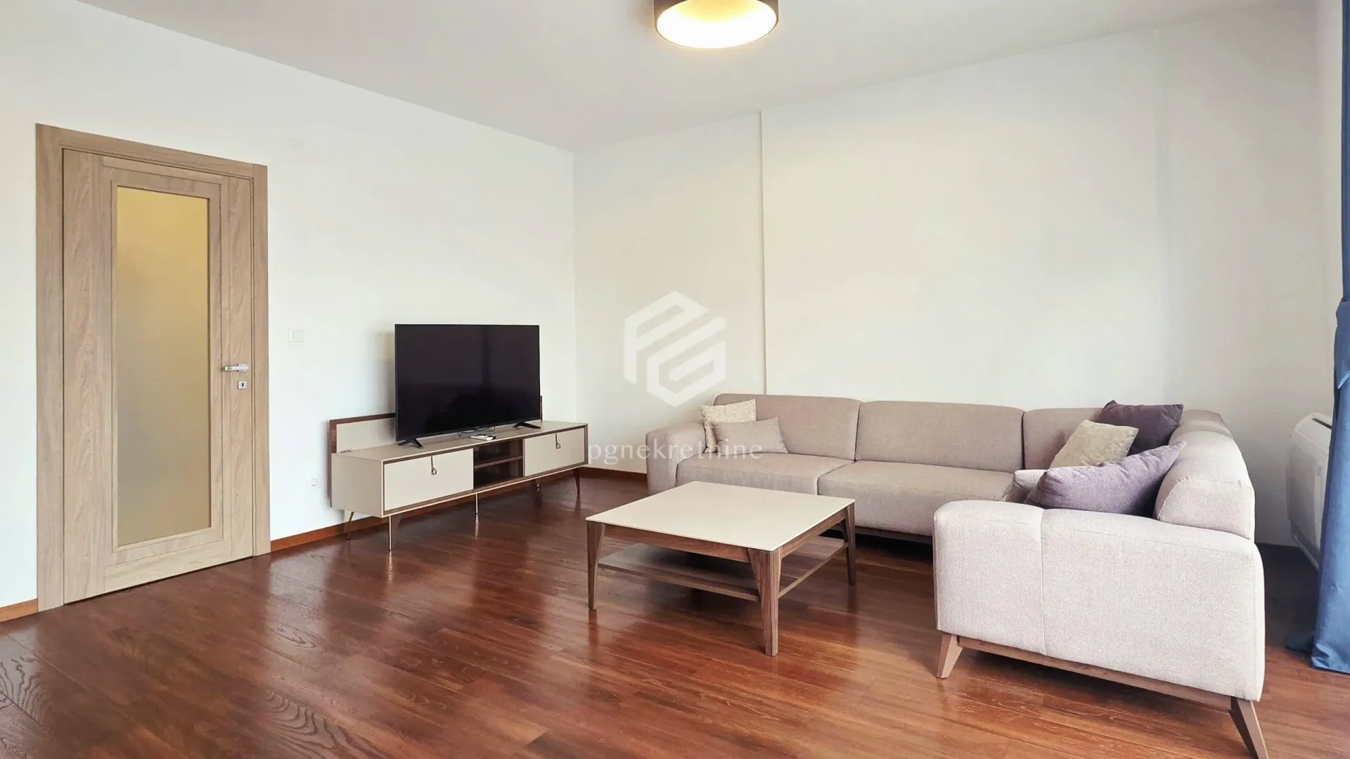 Izdavanje, dvosoban stan, 85m², Master Kvart, Podgorica