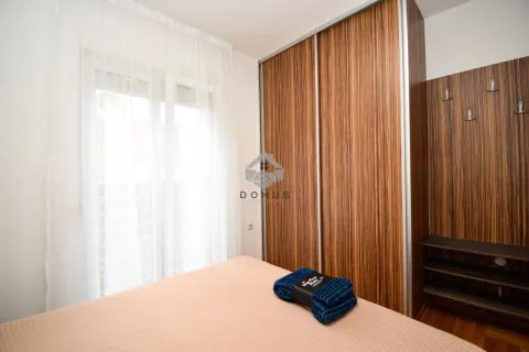 Spavaća soba sa velikim garderoberom i bračnim krevetom. - image 15
