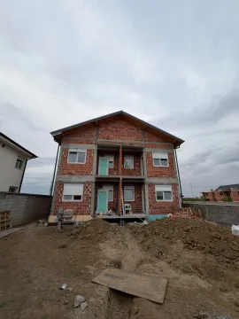 Spoljašnji izgled kuće u izgradnji sa dvorištem. - image 7
