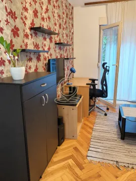 Dnevna soba sa radnim stolom i izlazom na terasu. - image 6