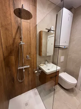 Moderne kupatilo sa tuš kabinom, umivaonikom i wc šoljom. - image 17