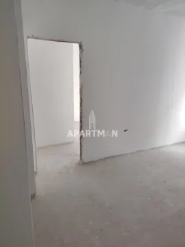 Prazna prostorija u grubim radovima sa otvorenim prolazom prema drugoj prostoriji. - image 4