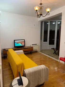 Dnevna soba sa garniturom, TV-om i izlazom na terasu. - image 6