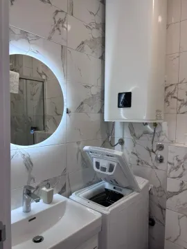 Moderne kupatilo sa umivaonikom, veš mašinom i bojlerom. - image 12