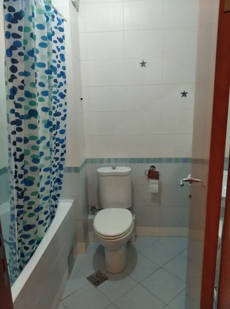 Jednostavno kupatilo sa kadom i toaletom.