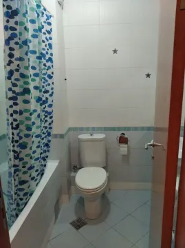 Jednostavno kupatilo sa kadom i toaletom. - image 6