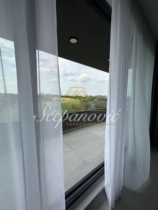 Izdavanje, četvorosoban stan, 164m², Mišeluk, Petrovaradin