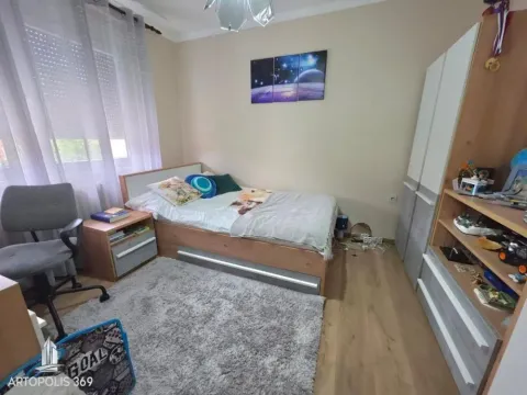 Dečja soba sa krevetom, radnim stolom i garderoberom. - image 6