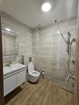 Moderno opremljeno kupatilo sa tuš kabinom i umivaonikom. - image 6