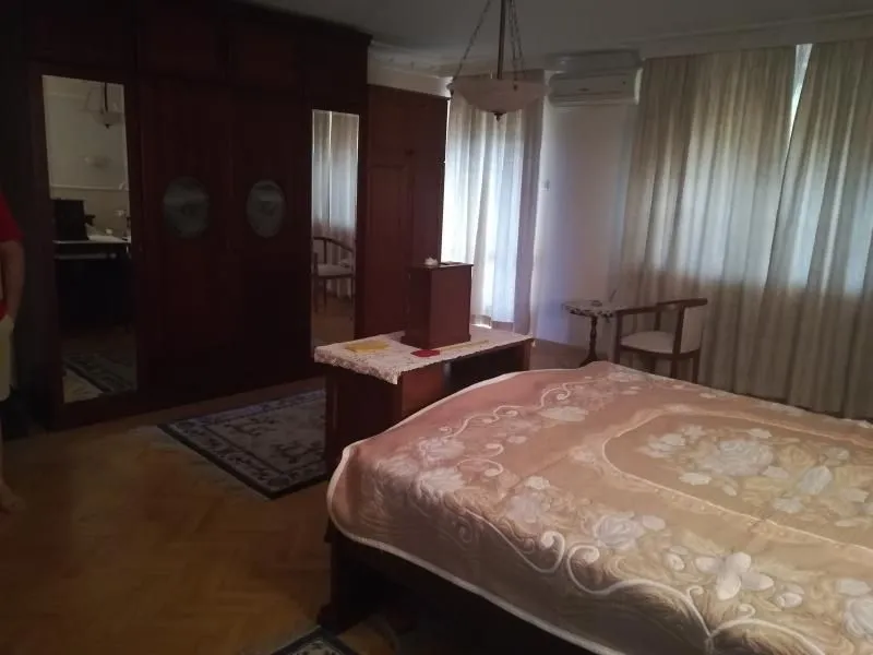 Izdavanje, kuća, 1150m², Karaburma, Palilula Sve Podlokacije
