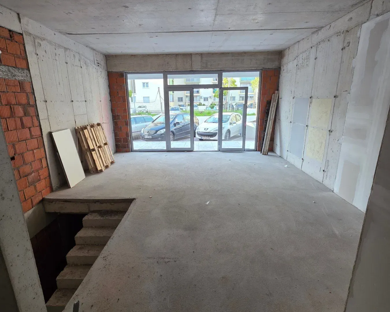 Izdavanje, poslovni prostor, 120m², Pobrežje, Podgorica