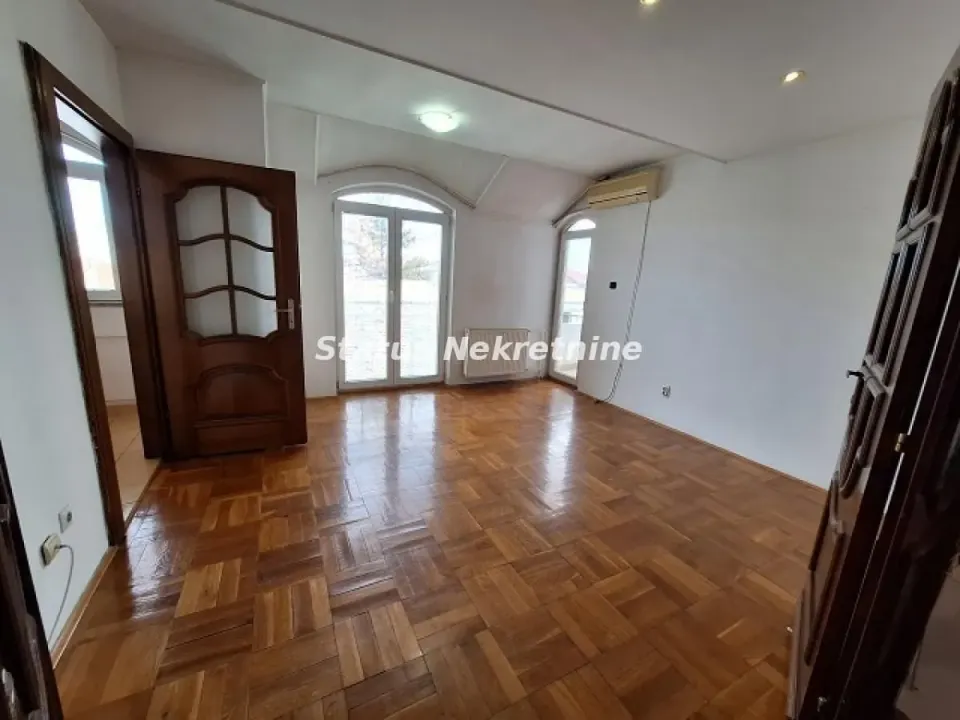 Izdavanje, dvosoban stan, 50m², Centar, Novi Sad