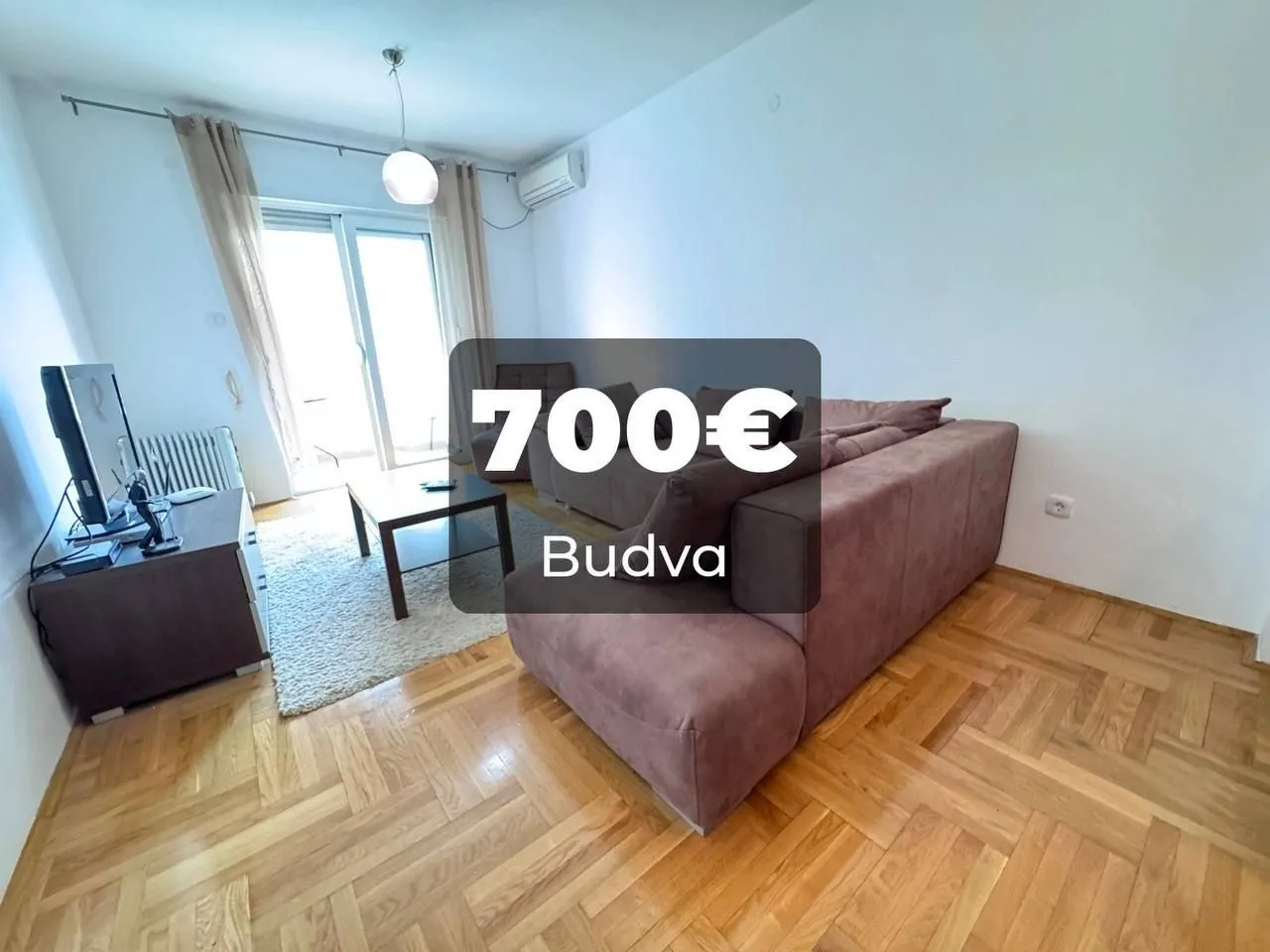 Living room with a sofa and access to the terrace.