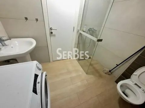 Moderno kupatilo sa tuš kabinom, umivaonikom, veš mašinom i wc šoljom. - image 12
