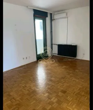 Prazna soba sa parketom i izlazom na terasu. - image 10