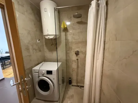 Manje kupatilo sa tuš kabinom, bojlerom i veš mašinom. - image 9