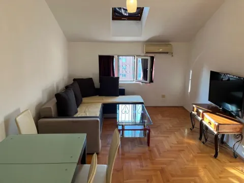 Izdavanje, jednosoban stan, 43m², Stari Aerodrom, Podgorica - image 1
