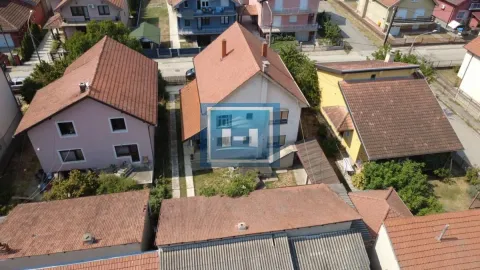 Pogled iz vazduha na kuću i okolno naselje sa krovovima i dvorištima. - image 71