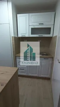 Manja kuhinja sa belim elementima i sudoperom. - image 13