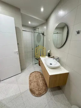 Moderne kupatilo sa umivaonikom i tuš kabinom. - image 11