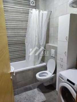 Kupatilo opremljeno kadom, toaletom, ormarićem i veš mašinom. - image 10