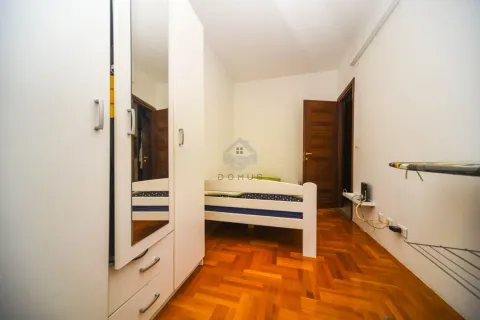 Manja spavaća soba sa krevetom i bijelim garderoberom sa ogledalom. - image 13