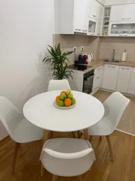 Manja bijela kuhinja sa trpezarijskim stolom i stolicama. - image 12