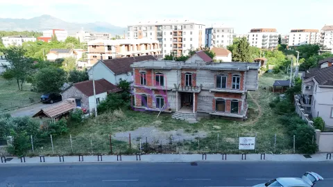 Pogled iz vazduha na kuću u izgradnji sa dvoriijem. - image 6
