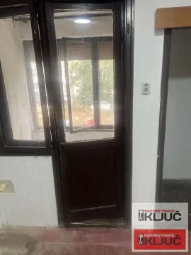 Manja terasa sa starom drvenom stolarijom i pločicama na zidu. - image 3