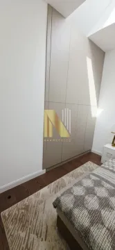 Pogled na deo spavaće sobe sa velikim ugradnim garderoberom i krevetom. - image 17