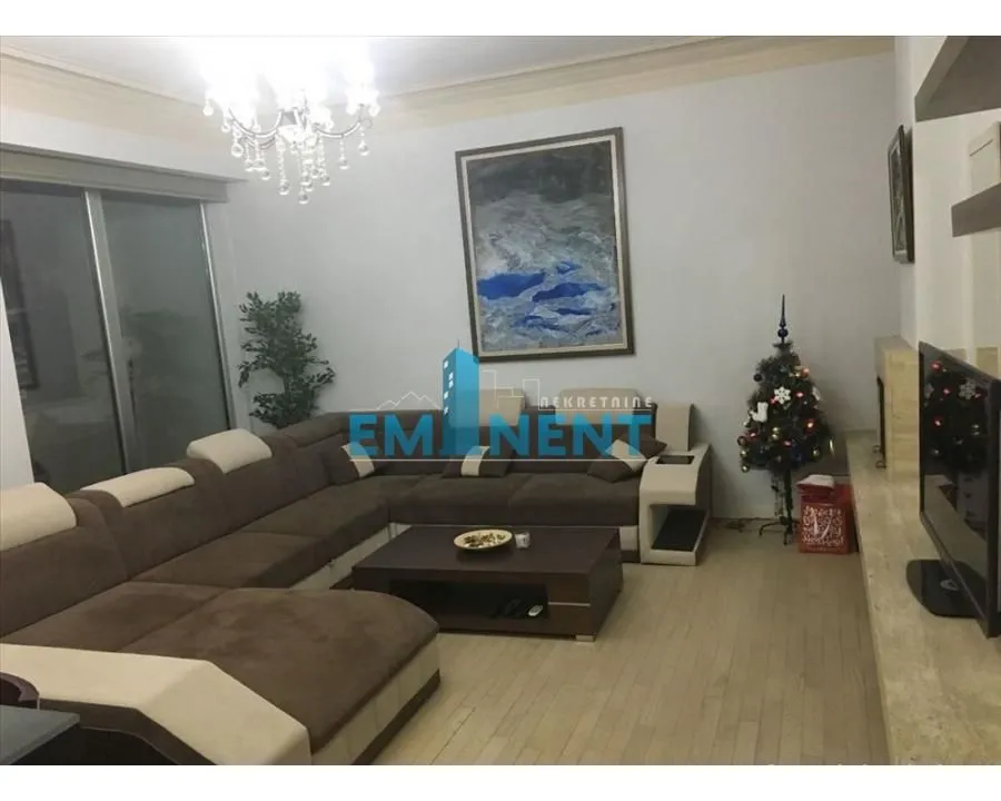 Izdavanje, četvorosoban stan, 106m², Vračar Sve Podlokacije, Beograd