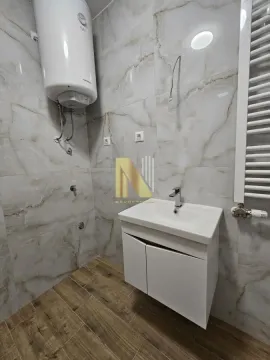 Novoopremljeno kupatilo sa umivaonikom i bojlerom. - image 4