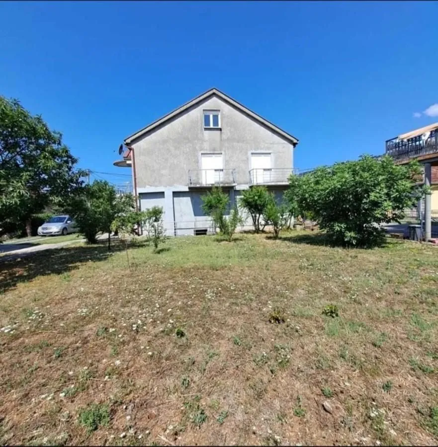 Izdavanje, kuća, 130m², Tološi, Podgorica