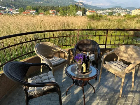 Namještena terasa sa stolom, stolicama i pogledom na prirodu i okolinu. - image 6