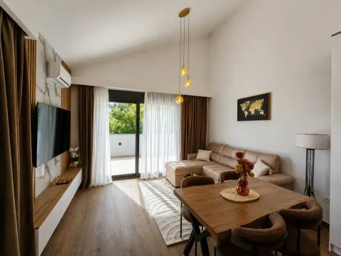 Rent, apartment, 100m², Kotor, Crna Gora - image 1