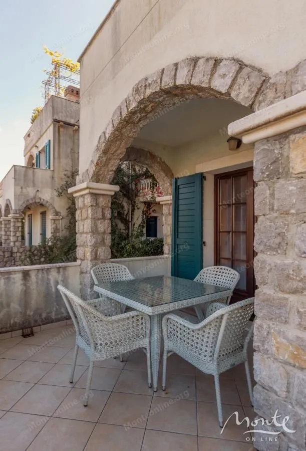 Prodaja, dvosoban stan, 84m², Kostanjica, Kotor