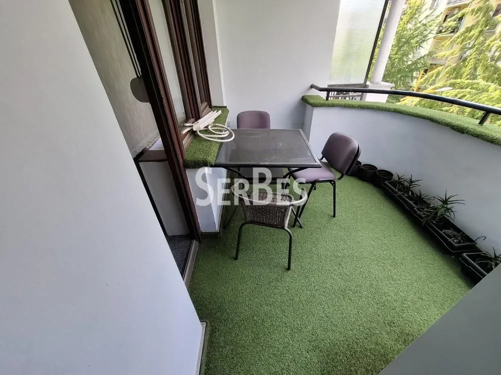 Terasa sa garniturom za sedenje i veštačkom travom.
