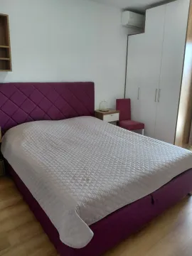 Namještena spavaća soba sa velikim bračnim krevetom i ugradnim plakarom. - image 7