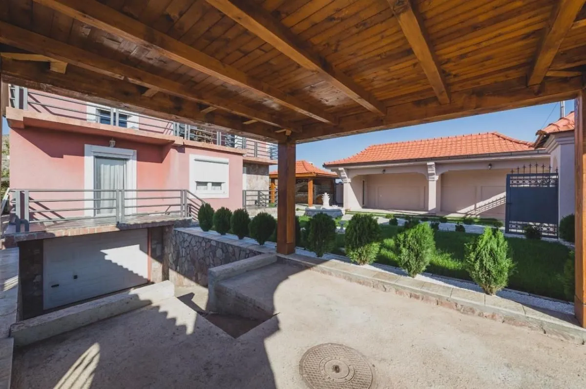 Prodaja, kuća, 200m², Donji Kokoti, Podgorica
