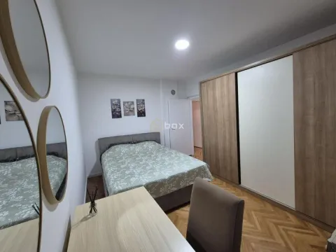 Nameštena spavaća soba sa bračnim krevetom, velikim ormarom i radnim stolom. - image 9