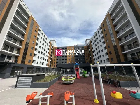 Dvorište i igralište ispred moderne stambene zgrade. - image 2