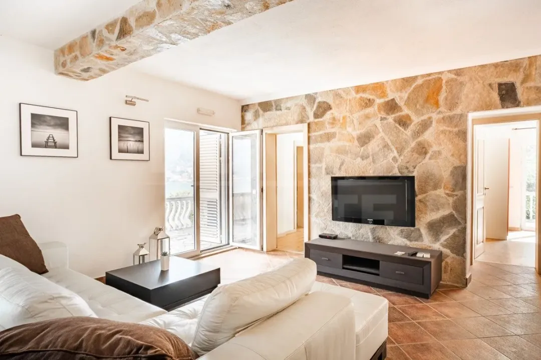 Rent, three bedroom apartment, 84m², Stari Grad Kotor, Kotor
