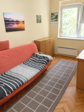 Dnevna soba sa kaučem, komodom i prozorom. - image 10