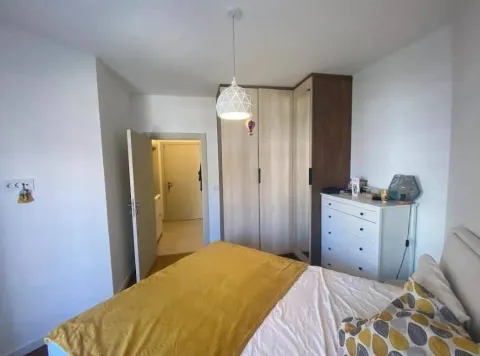 Namještena spavaća soba sa bračnim krevetom, garderoberom i komodom. - image 10