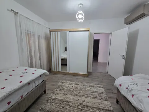Spavaća soba sa dva kreveta, velikim plakarom i tepihom. - image 16