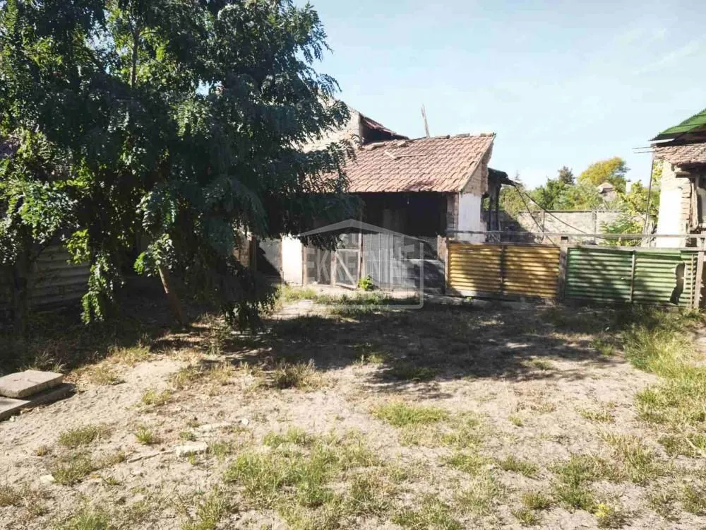 Pogled na dvorište i starije pomoćne objekte.