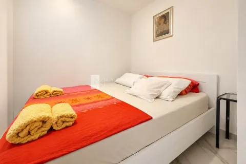 Spavaća soba sa bračnim krevetom i uredno složenim peškirima. - image 7