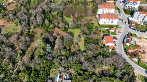 Pogled iz vazduha na okolno zemljište i vegetaciju sa saobraćajnijom infrastrukturom. - image 5